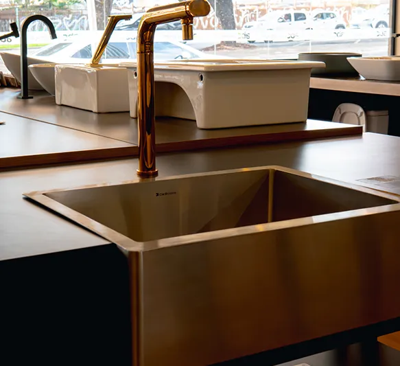 PLANOS: Sobre com Vídeo (Louças) Legenda Imagem Principal  Detalhe de ambiente com louças de alto padrão no showroom da ABC W3 Sul.