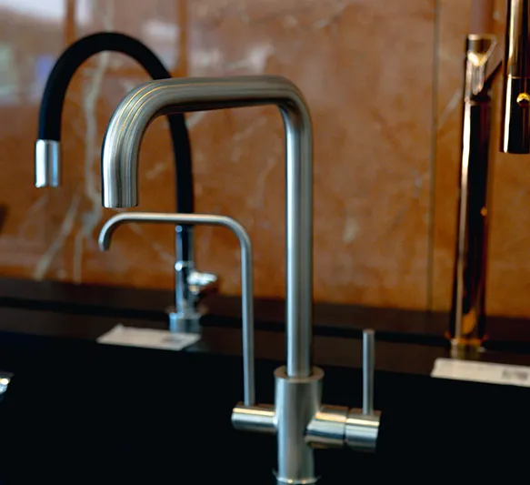 Showroom exclusivo de metais premium na unidade ABC da Construção W3 Sul, Brasília.